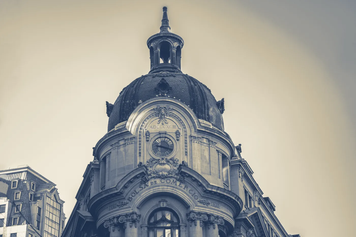 Cúpula del edificio de la Bolsa de Comercio en Santiago Centro, a pasos de la oficina de BETTIZ LEGAL en calle Agustinas