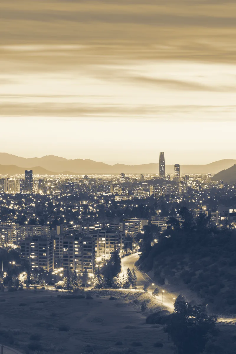 Panorámica de Santiago de Chile al atardecer con la cordillera de los Andes, ciudad donde BETTIZ LEGAL presta asesoría jurídica